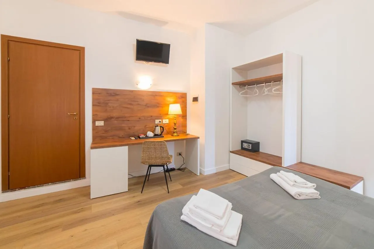 Hotel Villino Gallodoro タオルミーナ 2*,  イタリア